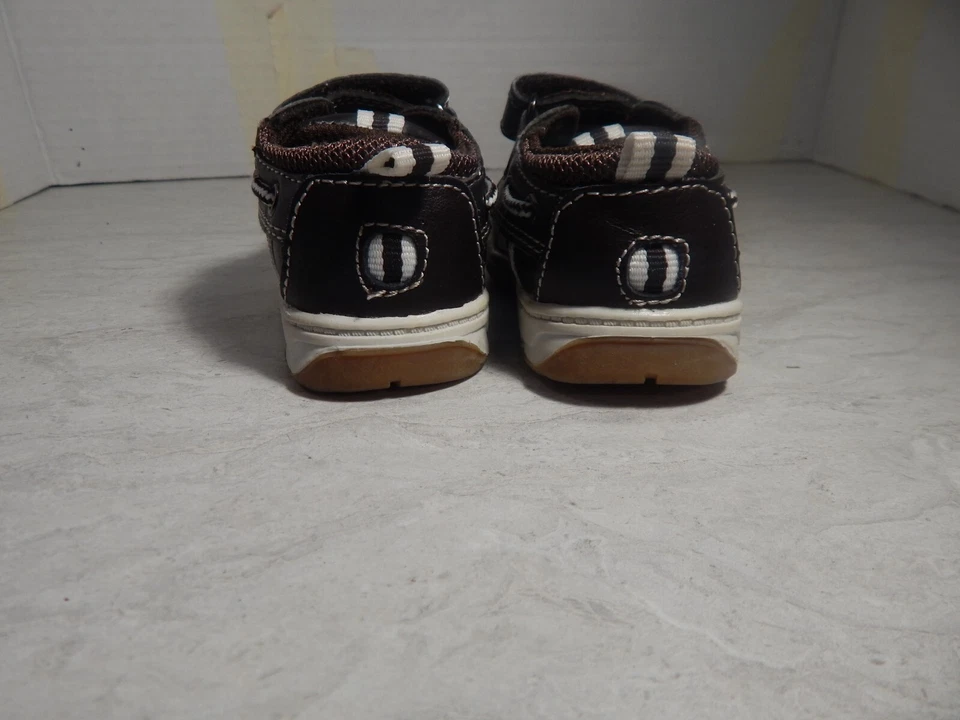 Mocasines Oshkosh de cuero sintético para niños marrón oscuro talla 3. Foto 3 de 4