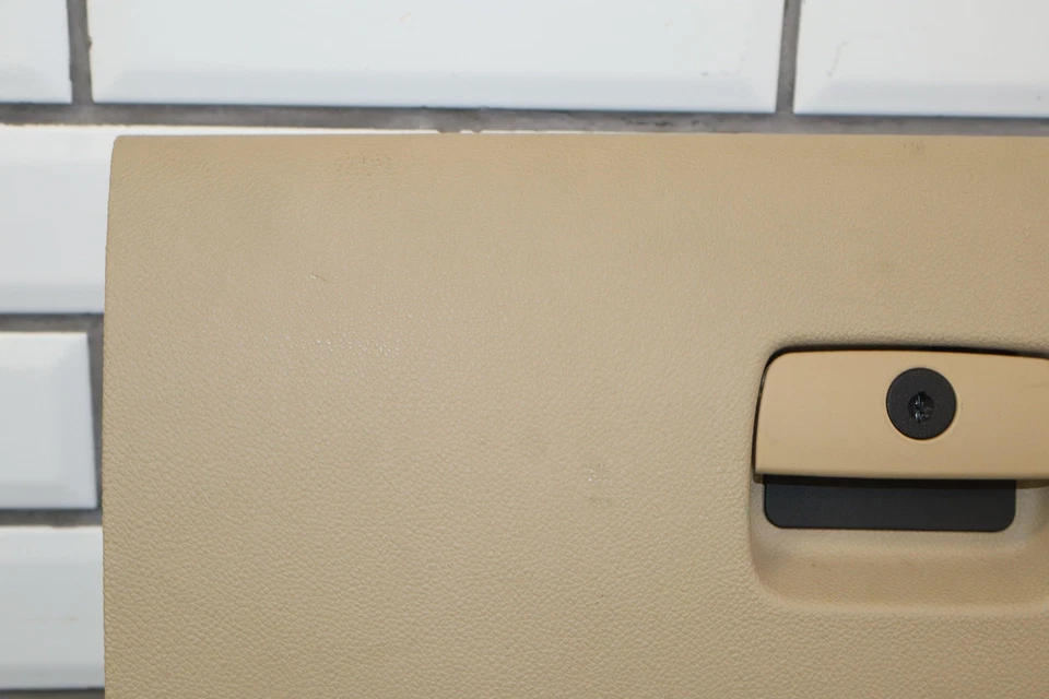 Guantera interior GMC Yukon Denali 07-14 OEM (Cashmere 397) 81 k Foto 2 de 4