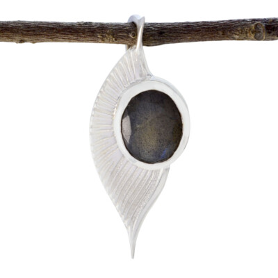Enchantment with Labradorite Decorate your neck with silver pendants pendants