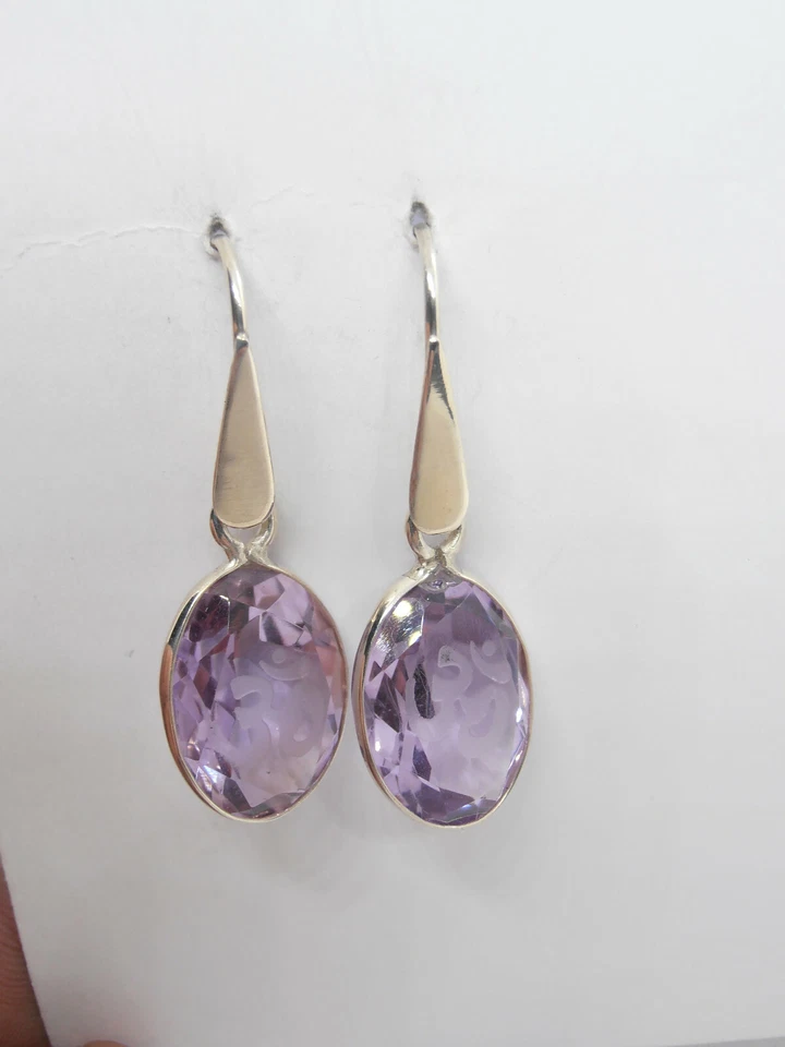 Orecchini pendenti in Argento 925 con Ametista naturale con inciso "OM" - Immagine 2 di 4