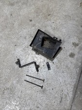 Bandeja de batería Jeep Cherokee XJ 96-01 con algunos herrajes LEER (BS00)