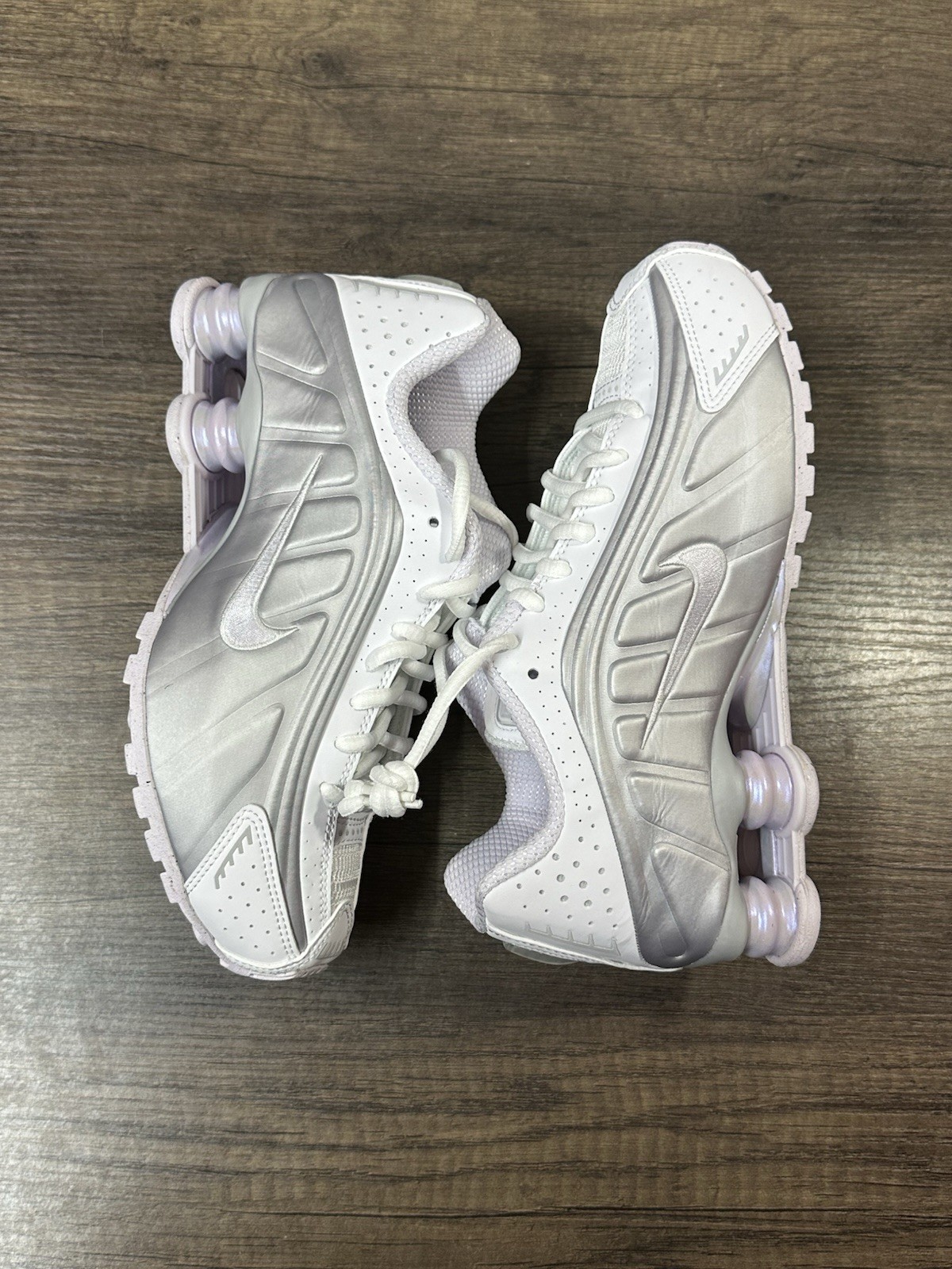 新品未使用 Nike Women's Shox R4 Nike Shox R4 White and Metallic Platinum Violet Purple