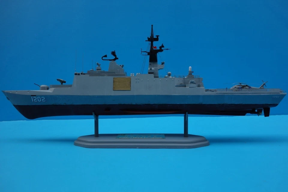 NEW Bronco 1/350 Taiwan Navy KANG DING Missile Frigate - Image 4 of 4