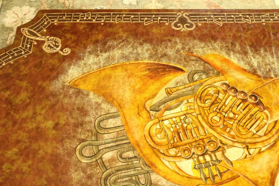 Par de placas de yeso pintadas a mano de 36" por Sarreid Ltd. Violín, corno francés, musical Foto 3 de 4