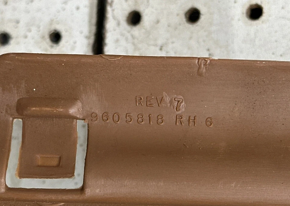 Buick Electra 1973 retenedor de cinturón de seguridad techo derecho soporte de cinturón de seguridad Foto 3 de 3