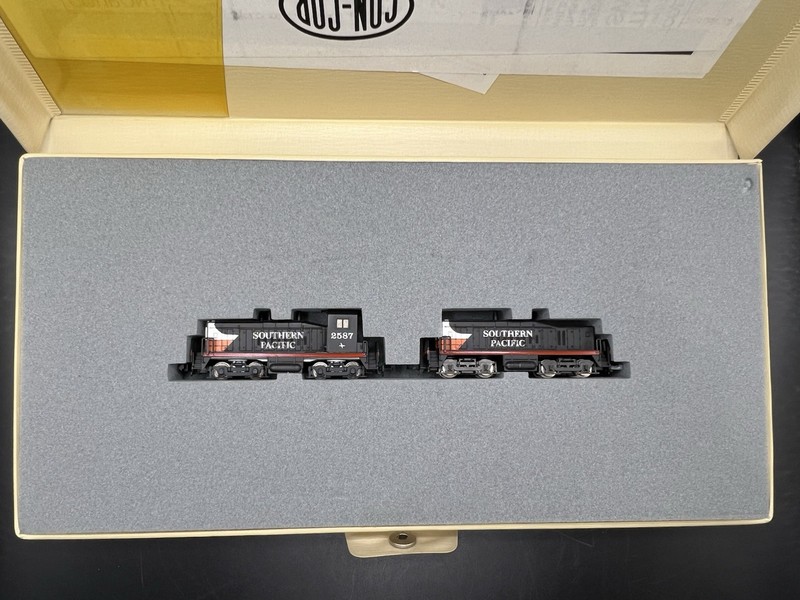 Vtg Con-Cor Southern Pacific N-Scale #2587 Locomotive w/ Padded Case