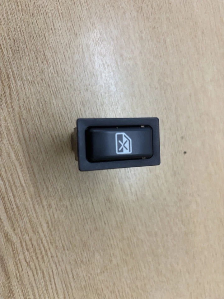 Toyota MR2 Mk3 Roadster 2000-2006 WINDOW LOCK SWITCH 157438 in Good Used Con - Image 1 of 1
