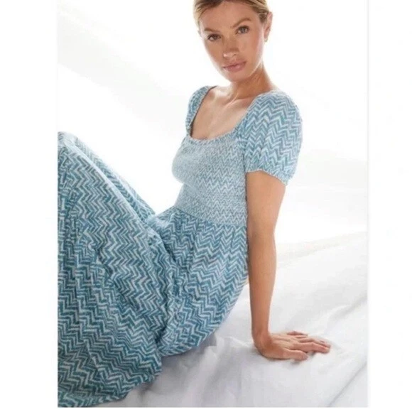 Vestido midi Daily Practice by Anthropologie azul manga corta estampado ondulado Foto 2 de 4