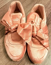 Sneakers PUMA Fenty x Rihanna con fiocco rosa argento taglia 6 1/2 uscite 2017