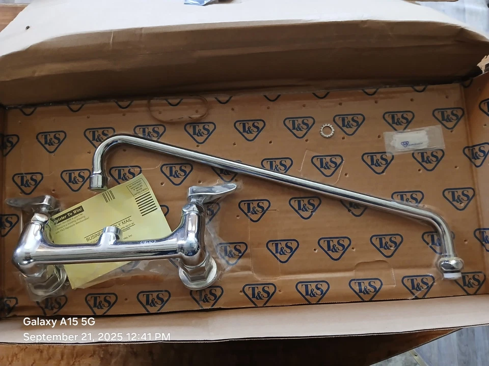 Grifo de mesa de trabajo de montaje en pared T&S latón B-0230-CR de 8" con caño oscilante de 18" Foto 3 de 3