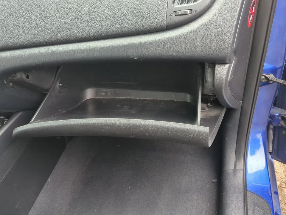 2012 Kia Forte Koup caixa de luvas de passageiro porta compartimento de armazenamento P1OIE - Imagem 2 de 2