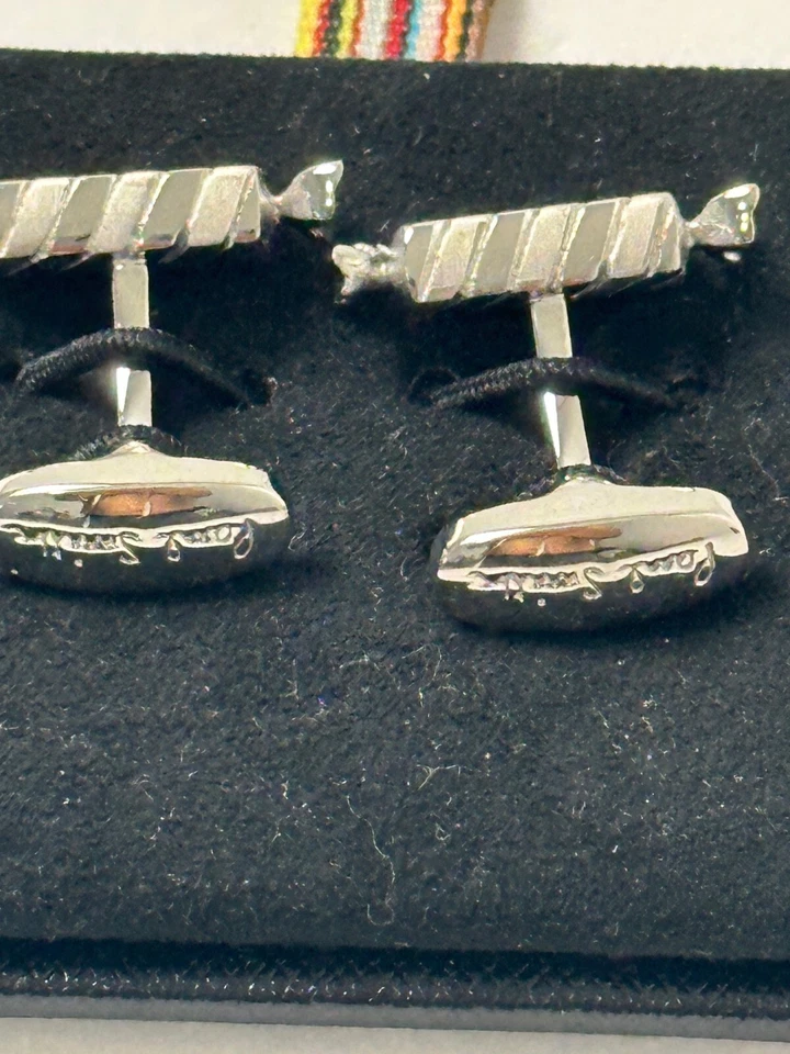 Gemelos Paul Smith Para Hombre Tono Plateado Rectángulo Chocolate Estilo Espiral Foto 3 de 4