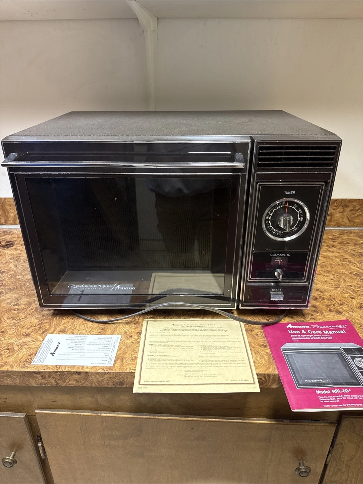 Vintage Amana Radarange Microwave RRL-5D Works w Glass Tray - Rare Cookbook
Opens in a new window or