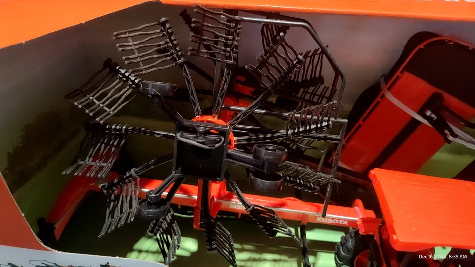 NIB NEWRAY KUBOTA L6060 TRACTOR W/ INTERCHANGEABLE HAY TRAILERS 1:18 SCALE - Image 3 of 4