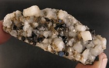 104 CARATI BRILLANTI CRISTALLI DI VESUVIANITE GRAPPOLO SU MATRICE RARO ESEMPLARE DA TROVARE