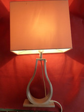 LAMPE DESIGN DES ANNEES 70 ABAT-JOUR ROSE, PIED ACIER