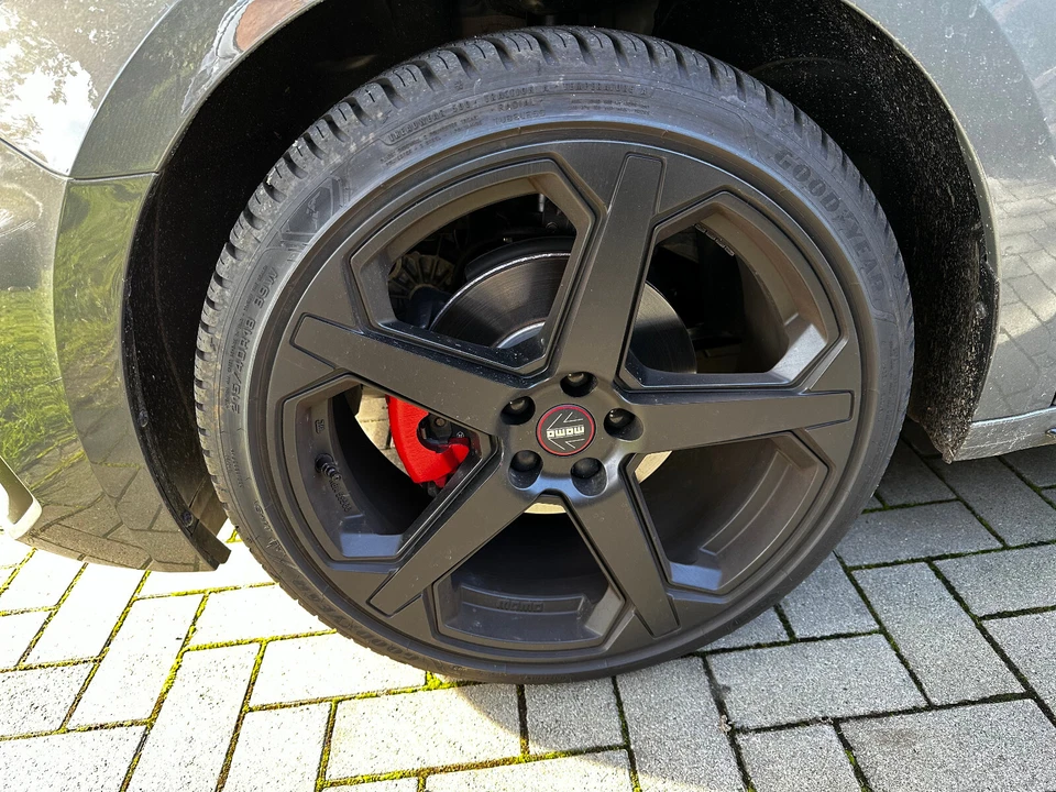 Momo Alufelgen auf Goodyear Allwetterreifen 215/40 R18 / 89W - Bild 2 von 2