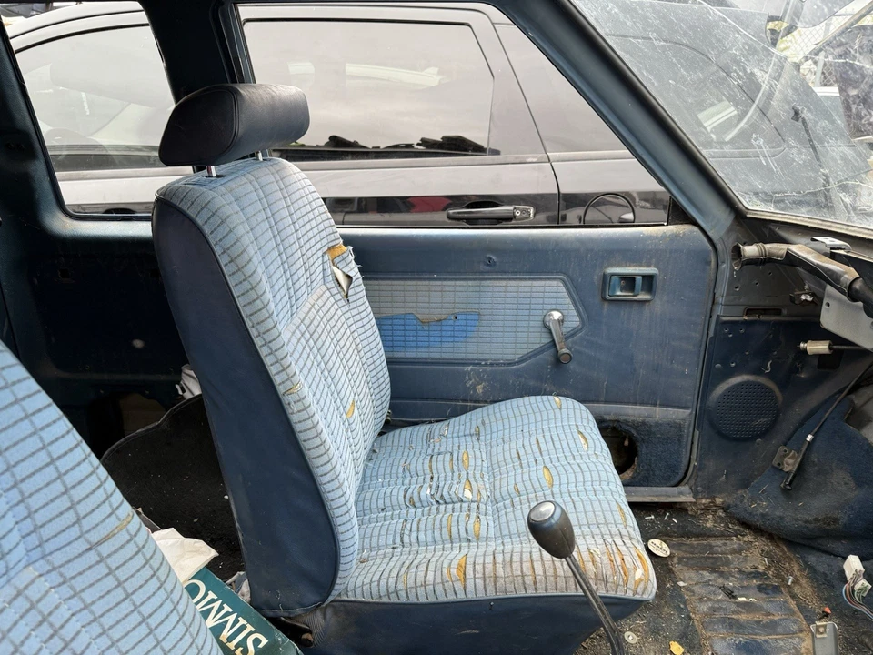 Nissan Datsun 720 1980 camioneta asientos con canastilla delanteros izquierda derecha par (necesita rehecho) Foto 4 de 4