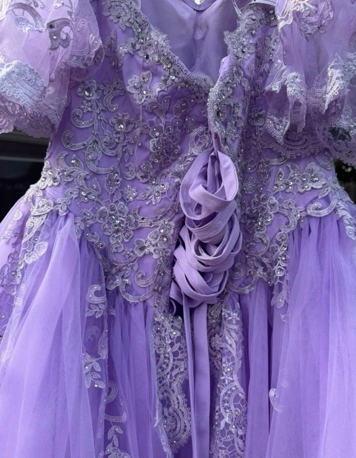 Vestido de quinceañera lila Foto 3 de 4