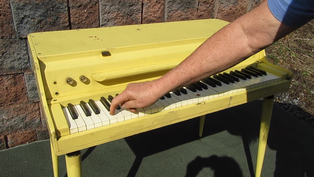 Vintage Music Band Portable Wurlitzer Electric Piano Keyboard with