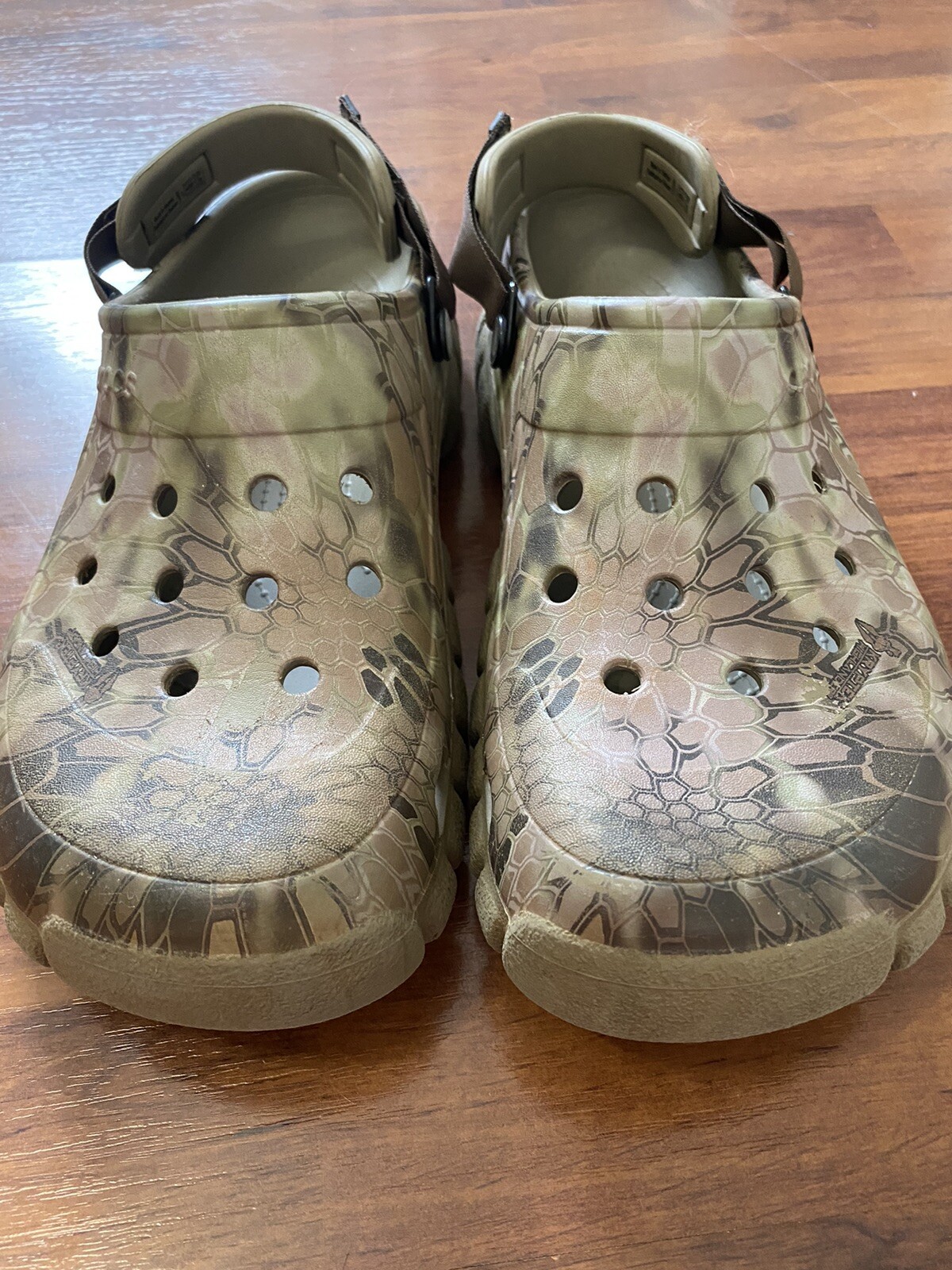 Mens Size 11 Crocs Brown Camo Croc Adjustable Strap Gem
