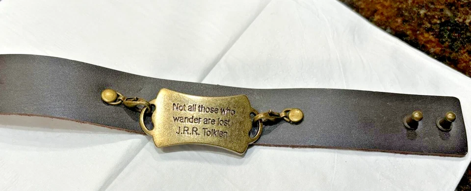 Brazalete de cuero marrón con cotización de latón J. R. R. Tolkien con placa extraíble Foto 2 de 4