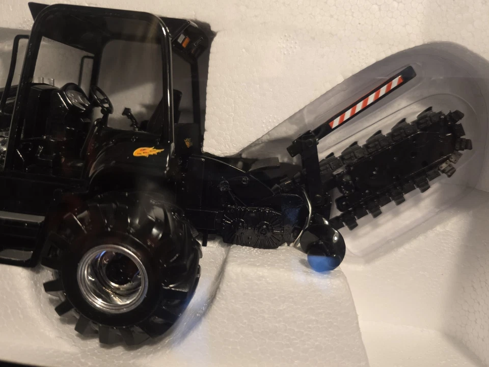 Ditch Witch Model Die Cast Super Witch V Tractor Norscot 2006 in box. 1:25 NEW - Image 3 of 4