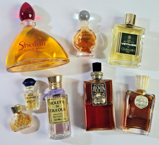 8 Jolies flacons à parfum anciens divers avec bouchons d'origine / Collection