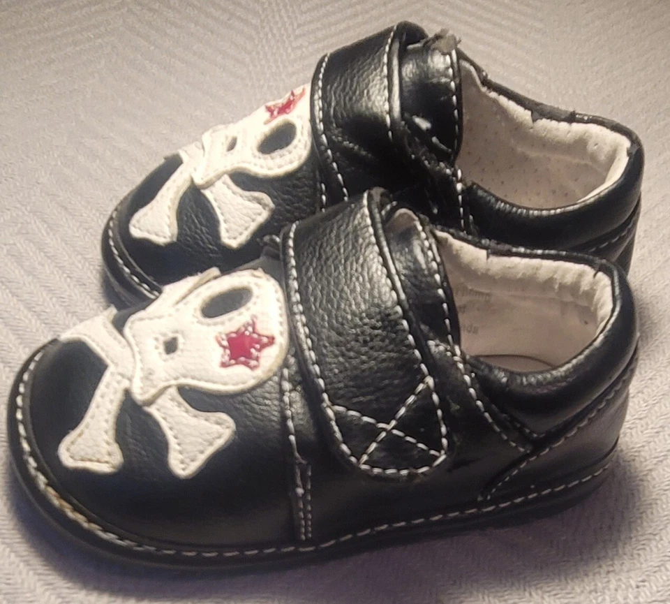 Zapatos de bebé "Jack And Lily" calavera 12-18 meses... negro/blanco con estrella roja. Foto 2 de 4