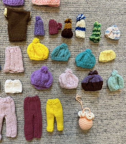 Lot Vintage Barbie & Friends Hand Knitted or Crocheted Dresses Skirts Tops Pants - Picture 16 of 19