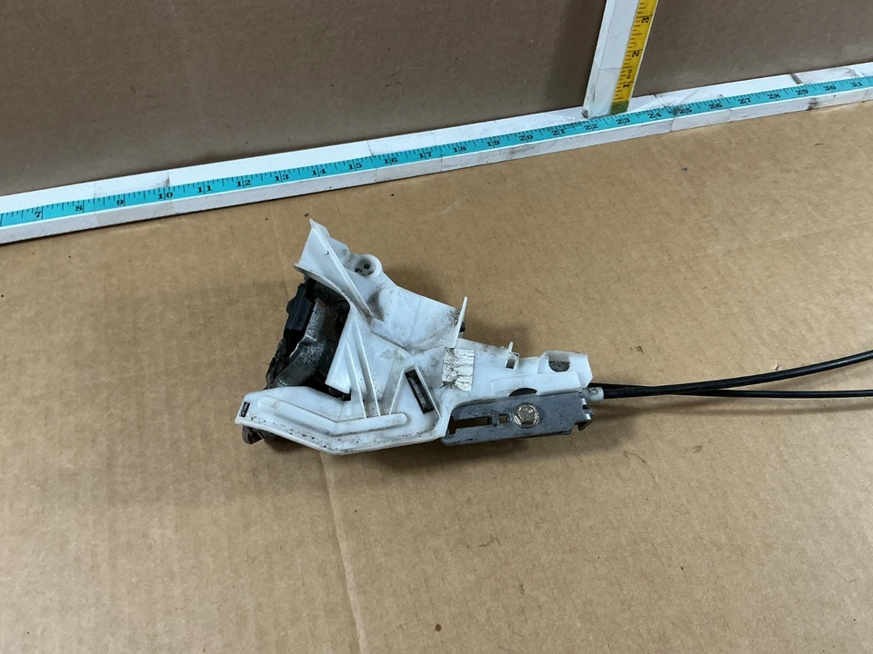 Actuador de cierre de cerradura de puerta corredera trasera derecha Toyota Sienna 2011-2020 OEM Foto 2 de 4