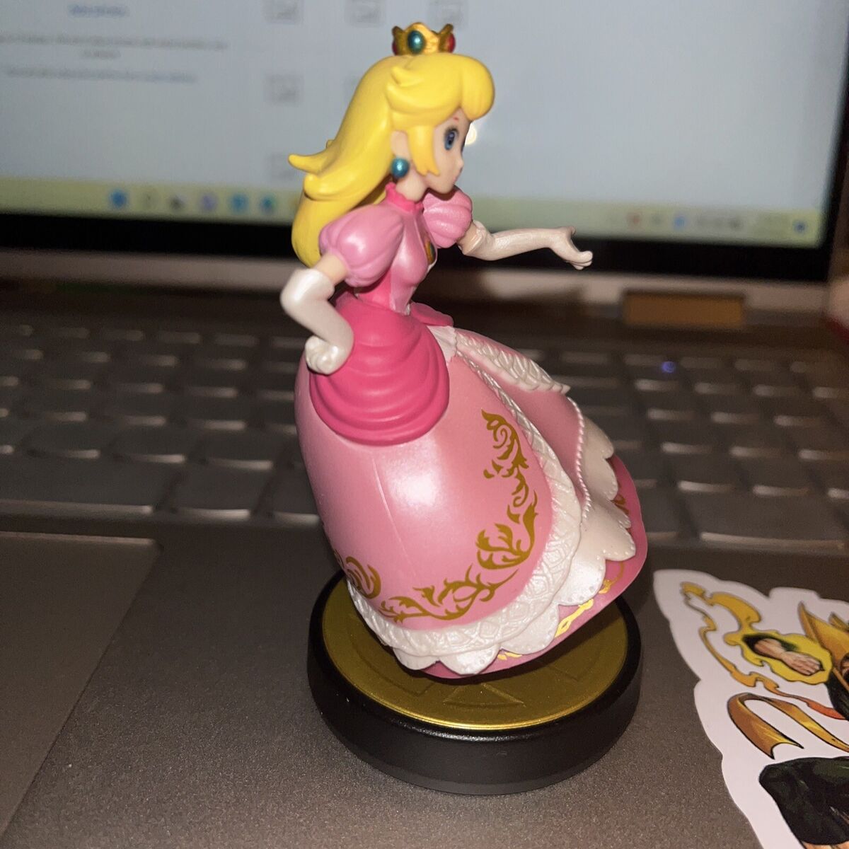 Peach amiibo (Super Mario Bros Series) - THIS PRODUCT IS NOT A TOY