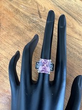 Beautiful 925 sterling silver ring with a pink stone in a square, size 5