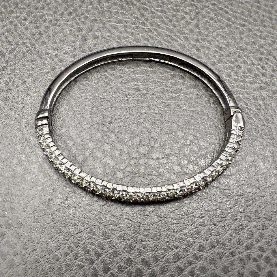 Brazalete Nolan Miller para mujer 7 pulgadas tono plata estrás pavé bisagras Foto 2 de 4