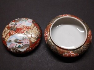 ANTIQUE JAPANESE KUTANI HAND PAINTED GUILDED SIGNED TRINKET BOX