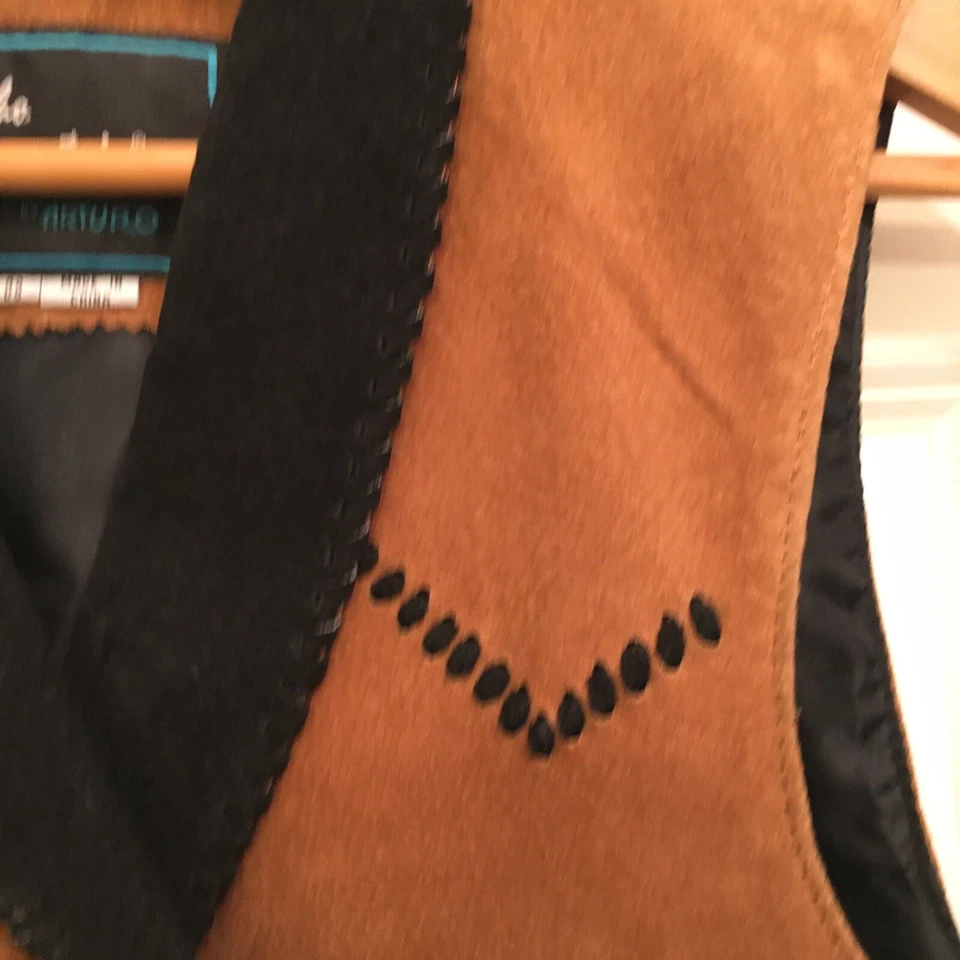 Chaleco de Gamuza Echo Mountain Para Mujer 8 Marrón Borde de Cuero Negro Botones Plateados de Colección Foto 2 de 4