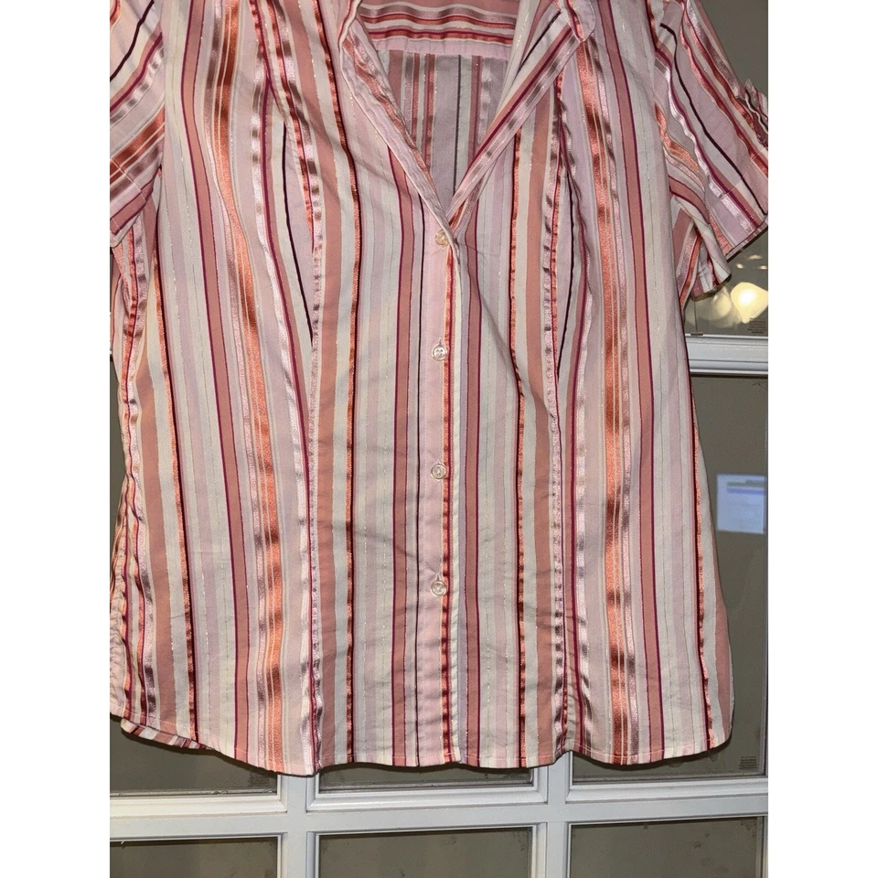 New York & Company Mujer Rosa Rayas Botón Abajo Blusa Manga Corta Pequeña Foto 2 de 4
