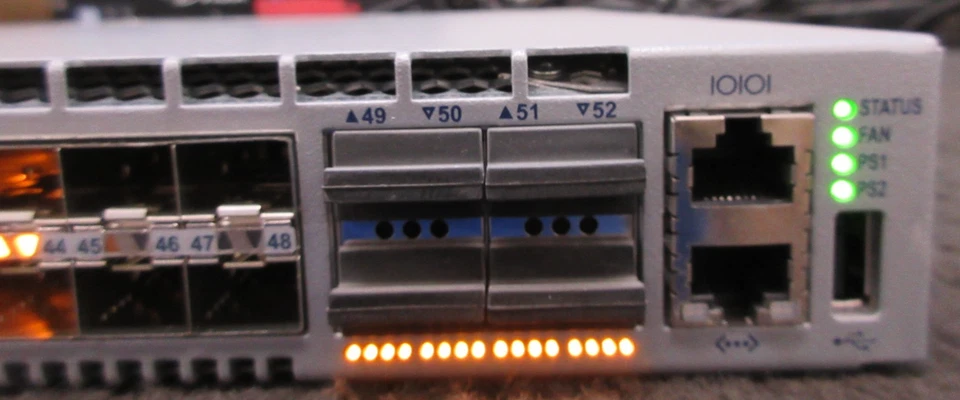 Conmutador de centro de datos Arista DCS-7050SX-64 48x 1/10 Gb, 4 puertos 40 Gb Foto 3 de 4