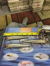 3 VINTAGE FLOATING MINNOWS IN 2 DIFFERENT STYLES. ALL 3 ARE UNBRANDED***