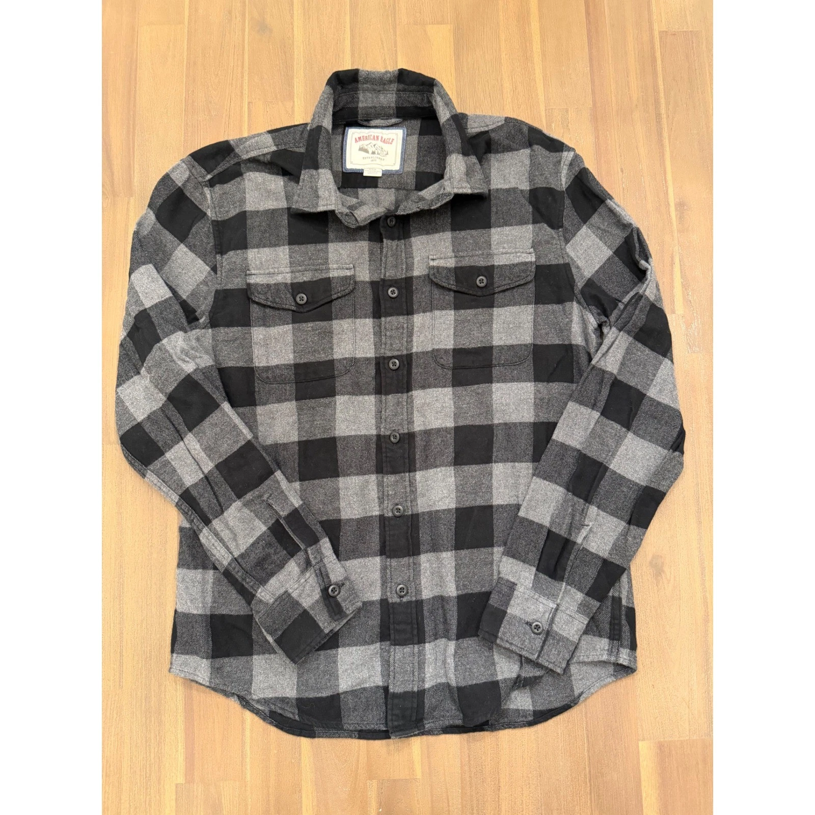 American Eagle Mens Flannel Shirt Medium Grey Black Buffalo Plaid Button Down