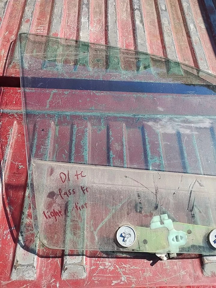 Подходит для Lincoln Town Car седан 1998-2011 годов выпуска пассажирское правостороннее стекло на окно передней двери - Изображение 3 из 4