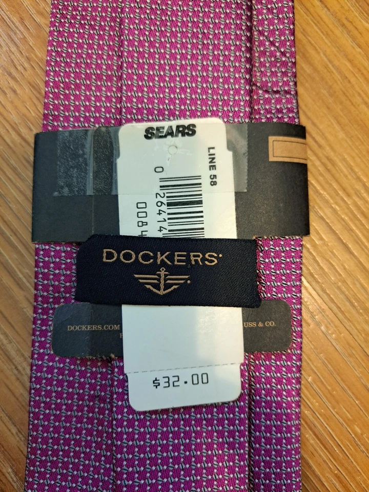 NOVA Gravata Masculina Dockers Feita à Mão Geométrica Prata Vermelha Seda Poliéster Sears - Imagem 4 de 4