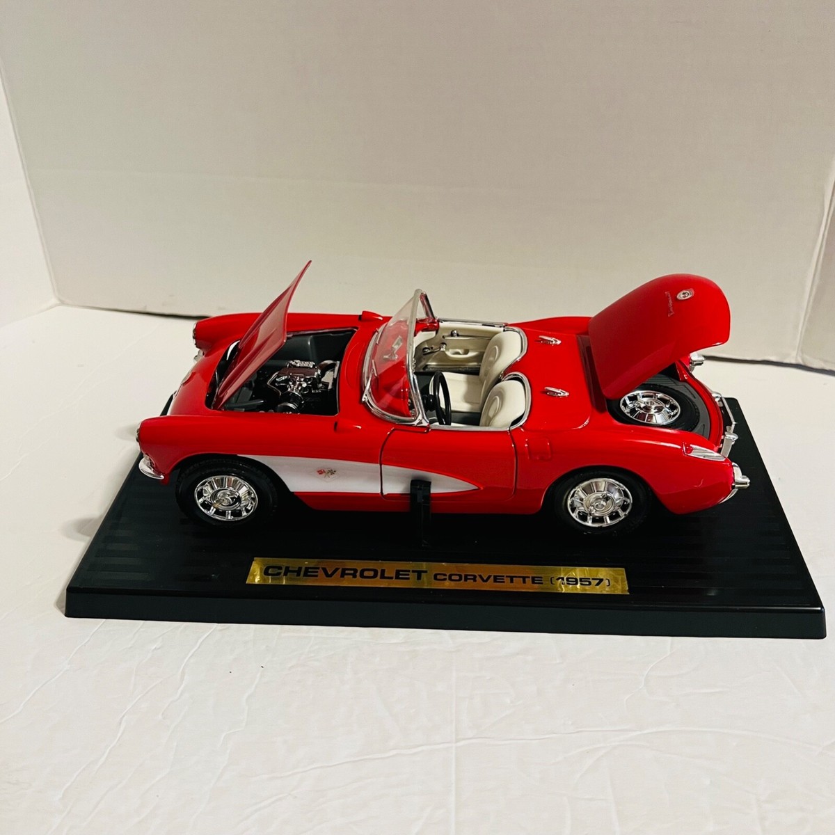 Road Tough 1/18ミニカー シボレーコルベット　1957 レッド Vintage 1957 Chevrolet Corvette 1:18 Scale Road Tough Die