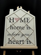 Un panneau en bois en forme de maison est un objet décoratif 21 x 29 cm