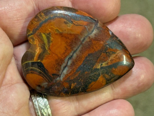MAGNIFICENT COLORS! HEART SHAPED WORRY STONE MADE FROM TIGER IRON !!! - Picture 16 of 16
