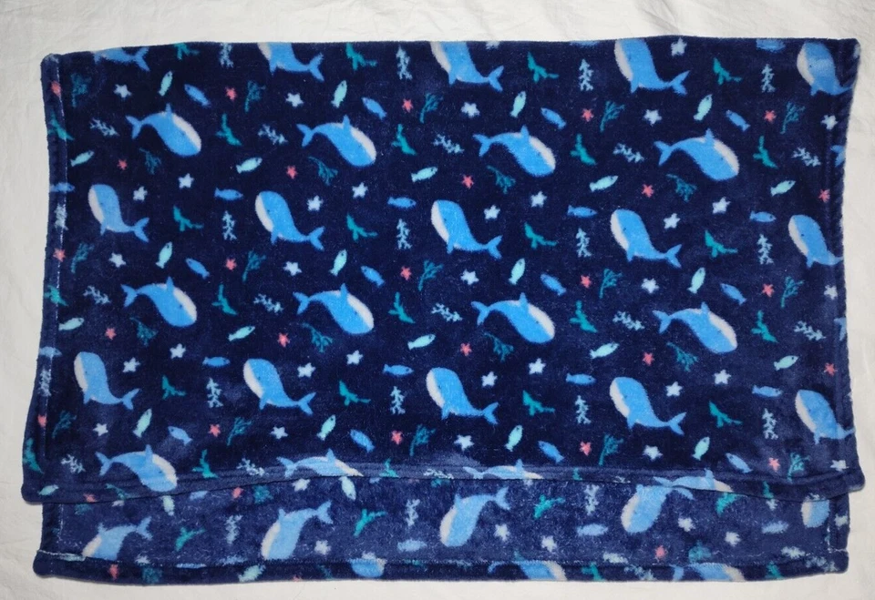 Manta de bebé Luvable Friends azul marino ballena océano polar suave estrella de peces Foto 3 de 3