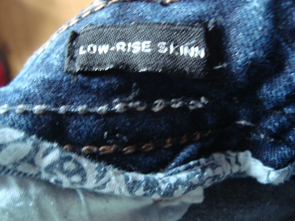 2 pares de vaqueros adolescentes Rue 21 1 pr 3/4 tiro medio ajustados 2 pr 1/2 tiro bajo ajustados Foto 4 de 4