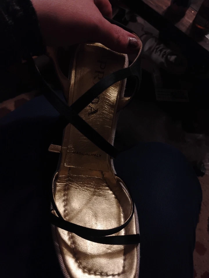 Sandalias de tacón de cuña de charol Prada beige con tira trasera para mujer talla 38 para mujer 8 Foto 3 de 4