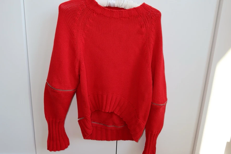 **Suéter ALEXANDER MCQUEEN rojo vibrante con detalle de cremallera - usado solo un par de veces** Foto 2 de 4