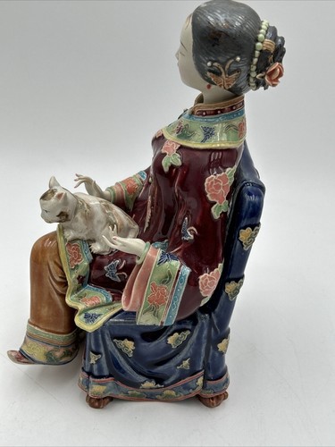 11” Chinese Porcelain Lady Petting Cat, Detailed Handmade. Missing an Earring. - Picture 14 of 19